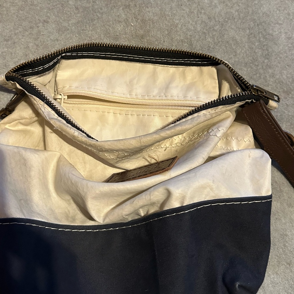 Stylish Two-Tone Crossbody Bag - Picture 4 of 5